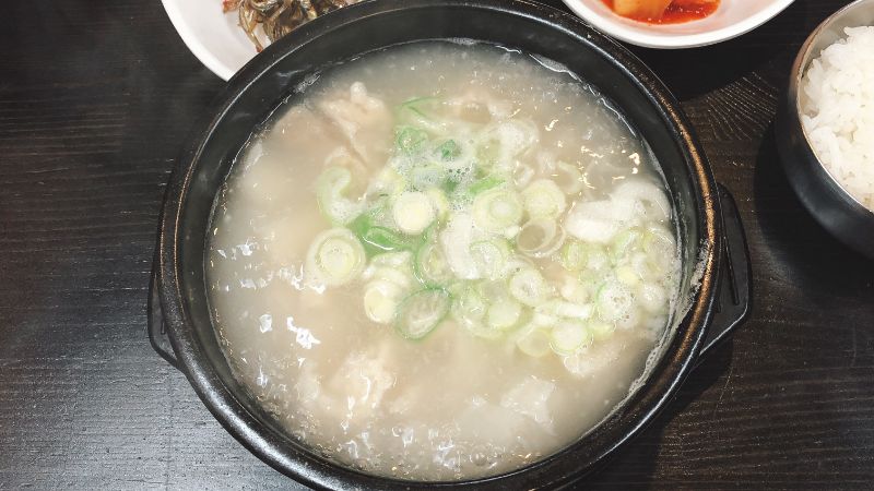 新漢松(ハンソル)のサムギョプサルと牛すじスープ